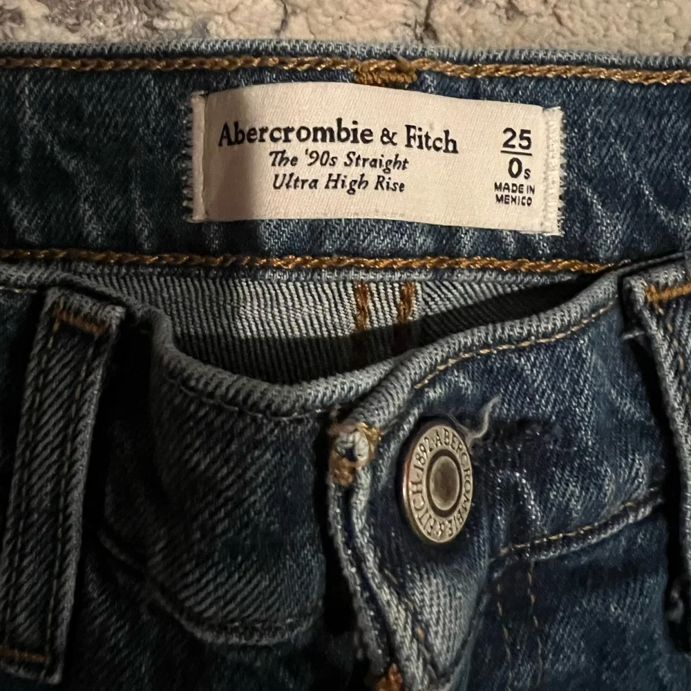 Abercrombie & Fitch The 90’s Straight Ultra High Rise Size 25/0 Short - Picture 3 of 4